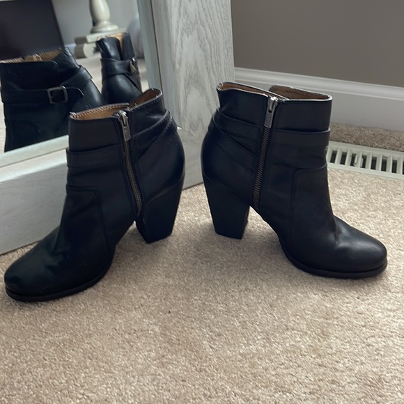 ❤️Gorgeous❤️ The perfect Frye heeled bootie!  Black leather size 8.5 - Picture 2 of 15